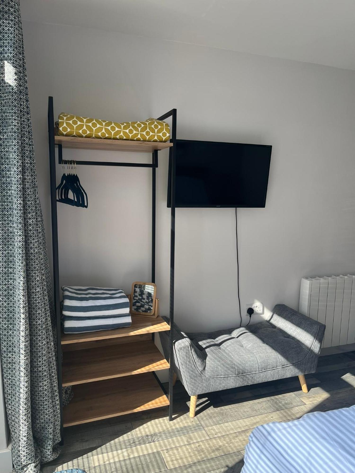 Entire Guest Suite In Four Mile Bridge, Rhoscolyn Вали Екстериор снимка